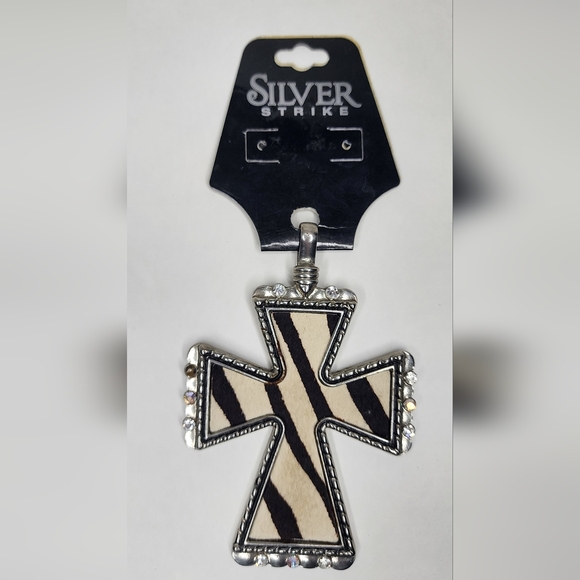 New Silver Strike belt or saddle clip Rhinestones Cross - Picture 1 of 4